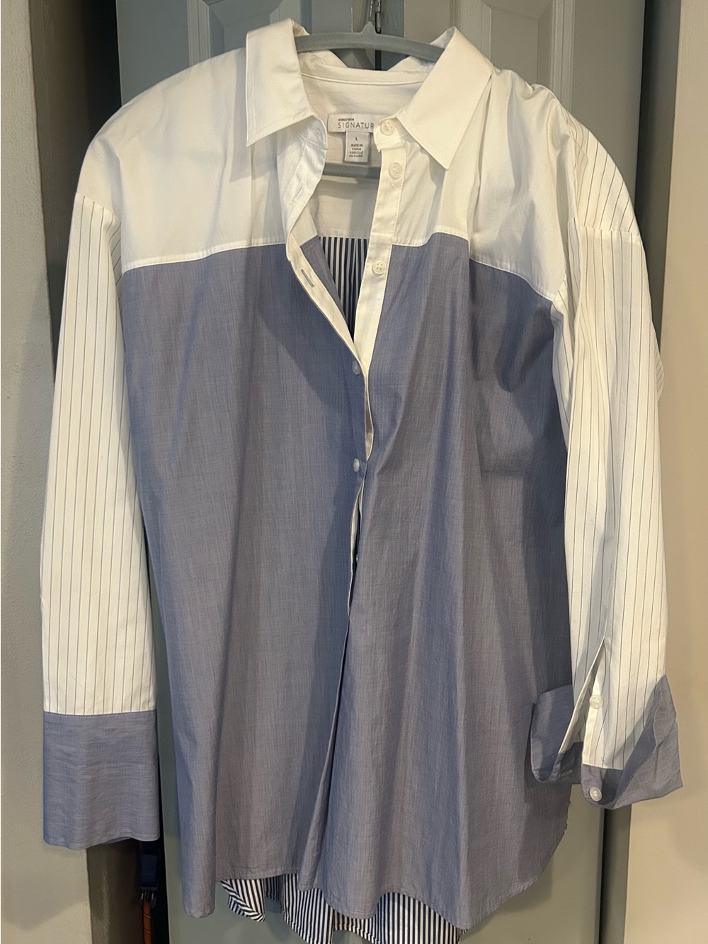 Women’s oversized Colorblock Button-Up Shirt - White & Light Blue
